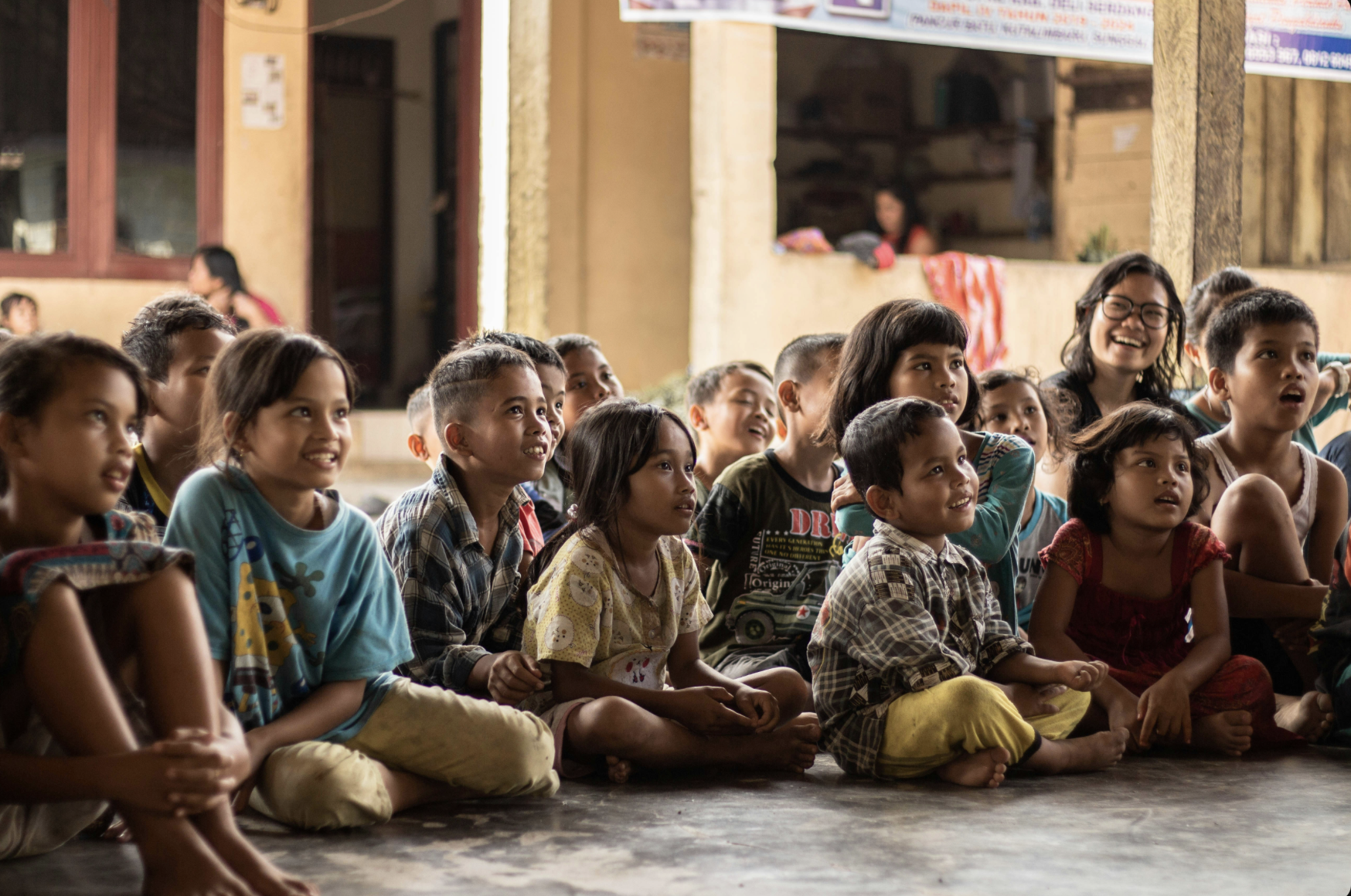 Ilustrasi pengkhianatan teman menusuk dari belakang